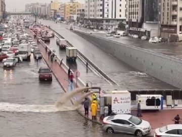 آب‌گرفتگی خیابان‌ها و مسدود شدن ۵ تونل بر اثر وقوع سیلاب در جده عربستان