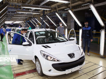 تداوم عرضه خودرو در بورس سبب کاهش قیمت‌ها در بازار می‌شود
