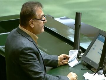 همتی: تسهیل نشدن صدور مجوزها موجب فرار سرمایه‌ها از کشور می‌شود