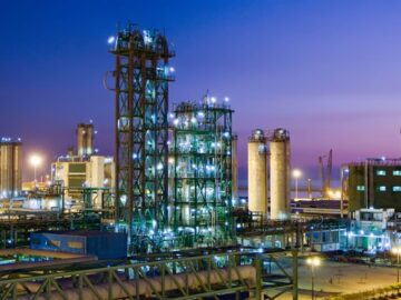 کاهش ارزآوری دولت با تخصیص گاز ارزان به پتروشیمی‌ها/ سقف قیمت خوراک باید حذف شود