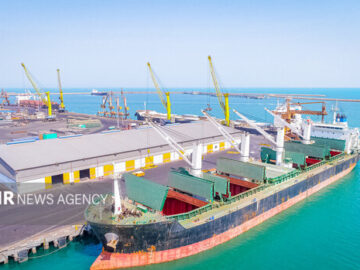 حجم صادرات به ۷۵ میلیارد دلار می رسد/ نگرش معیوب به صادرات داریم