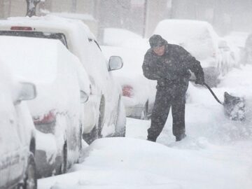 مسدود شدن ۱۲۷ جاده و گیر کردن بیش از ۶۰۰ خودرو در طوفان برف قزاقستان