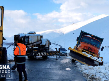 ویدئو / تلاش راهداری همدان برای بازگشایی مسیرهای روستایی مسدود شده