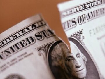 پایین آمدن قیمت دلار و کاهش تقاضای ارز/‌ دلالی دلار سهمیه‌ای جمع شد