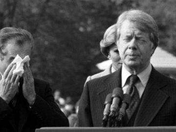 ایران استوار؛ ۴۴ سال افتخار|تضعیف اقتصاد ایران با وابستگی شدید به آمریکا در دروان پهلوی/توقف فعالیت کارخانه‌ای با ۸ هزار کارگر به خاطر نبود پیچ