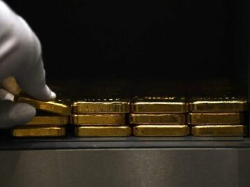 دلار در فراز و طلا در فرود