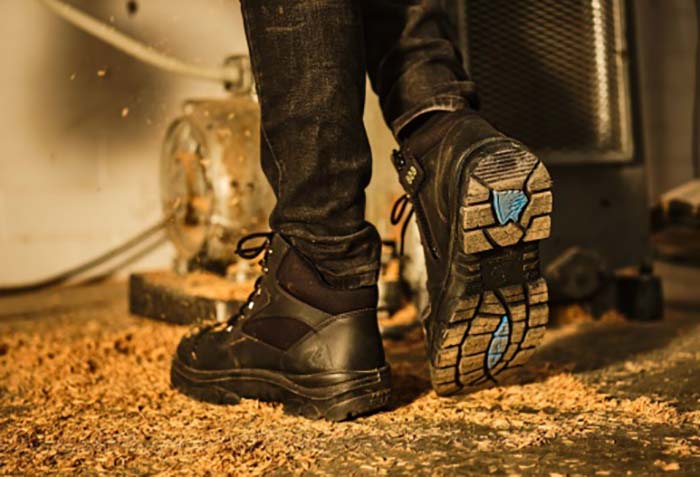 محافظت از پا با کفش ایمنی عایق برق