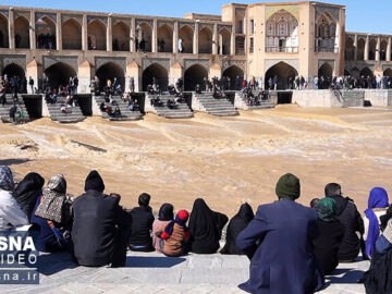 ویدیو/ جاری شدن آب در رودخانه خشک زاینده رود