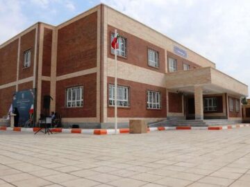 برپایی شهربازی‌ در حیاط مدارس، غیراستاندارد است