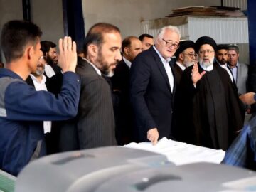 گفتگوی رئیس جمهور با کارگران چرم شهر تبریز| ضرورت تحقق مطالبات به حق کارگران