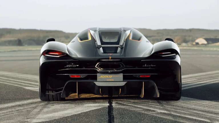 سریعترین خودروی ایرانی در مقابل سریعترین خودروی جهان/ عکس