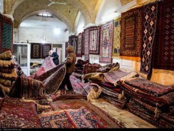 فرش دستباف اصفهان بر دار مشکلات| «رج به رج» قالی ترکی با رنج دست های ایرانی