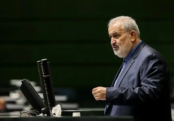 وزیر صمت: به جای خودروسازی خودروبازی می‌کنیم/ مردم لاستیک را در خانه‌هایشان انبار می کردند