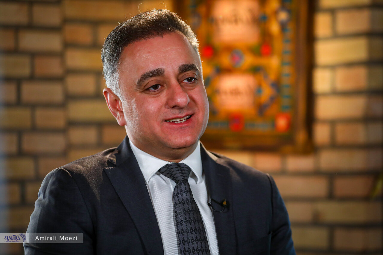 خودروسازان روزانه ۳.۷ میلیون دلار زیان تولید می‌کنند/ احتشام‌زاد: دو سال است بازار خودرو را دچار گفتاردرمانی کرده‌ایم