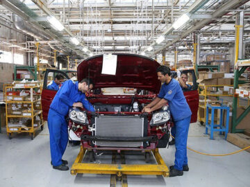 دولت در حال بازی با صنعت و بازار خودرو| وزیر صمت با بهانه ماموریت به خانه ملت نیامد