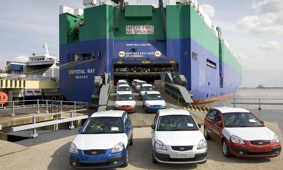 واردات بی برنامه خودرو توسعه صنعت را از بین می برد| رقابت خودروسازان ایرانی برای از بین بردن برندها