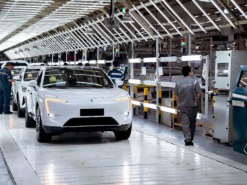 خودروهای برقی وزیر بازرگانی چین را به اروپا کشاند| غربی ها حامی خودروسازان شدند؛ چین مدافع برقی ها