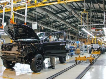 یکی از دو خودروساز بزرگ طی هفته جاری واگذار می شود| صنعت خودرو خصوصی می شود