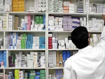 داروخانه ها پولی برای خرید دارو و شیرخشک ندارند؛ احتمال بروز دوباره کمبودهای دارویی