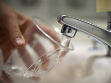 پنج فایده شگفت‌انگیز نوشیدن آب گرم